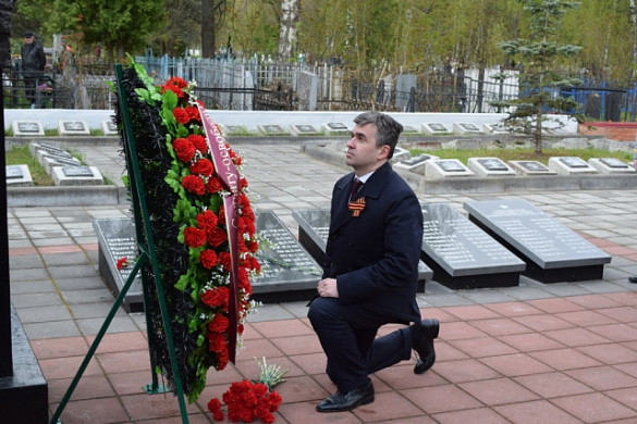 Губернатор Станислав Воскресенский возложил цветы к памятнику «Воину-освободителю» в Балино